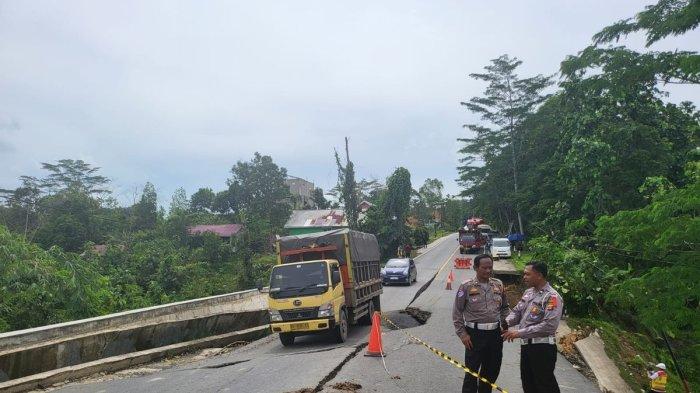 Jalan menuju Ibu Kota Nusantara (IKN) terbelah dan longsor. Longsor terjadi sejak Minggu (22/12/2024)