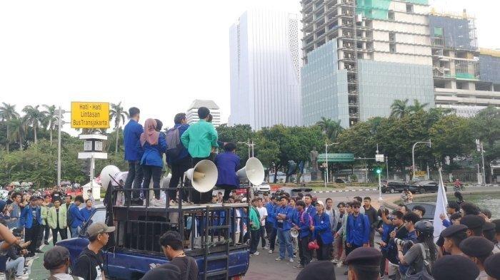 TOLAK PPN 12 PERSEN - Aksi demo Aliansi BEM SI terkait penolakan PPN 12 Persen di Patung Kuda, Jakarta Pusat, Kamis (26/12/2024). Petisi tolak PPN 12 persen ditandatangani lebih dari 195 ribu orang. Kesenjangan ekonomi berpotensi meningkat.