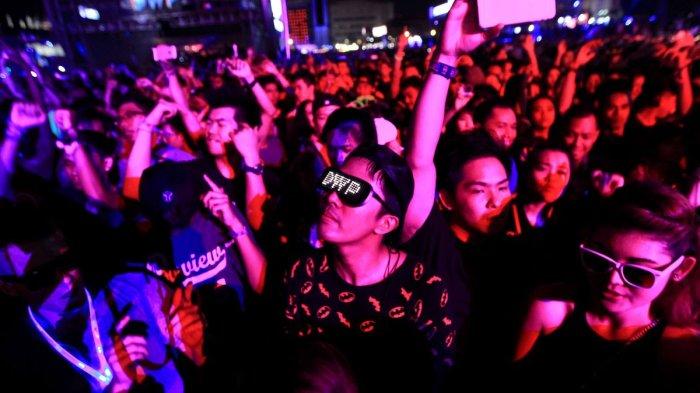 Penonton larut dalam kemeriahan Djakarta Warehouse Project 2015 di JI Expo, Kemayoran, Jakarta, Jumat (11/12/2015) malam. Pertunjukan yang berlangsung selama dua hari ini dimeriahkan oleh aksi panggung antara lain Jack U, Major Lazer, dan R3HAB.  KOMPAS IMAGES/KRISTIANTO PURNOMO
