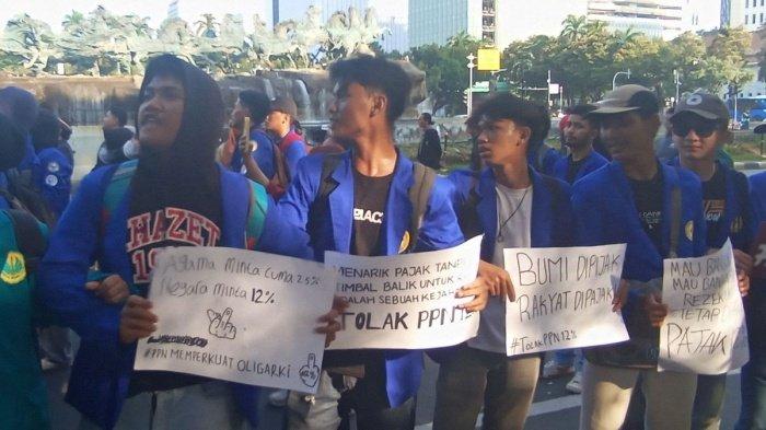 DEMO TOLAK PPN 12 PERSEN - Massa aksi tolak PPN 12 persen di lokasi aksi yang berada di Patung Arjuna Wijaya, Gambir, Jakarta Pusat, Jumat (27/12/2024). Demo tolak PPN 12 persen, mahasiswa tantang Pemerintah tarik pajak kekayaan 2 persen kepada konglomerat.