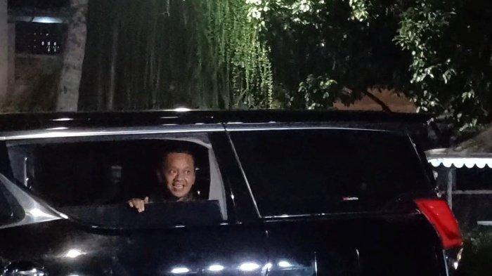 BAHIL DATANGI RUMAH PRABOWO - Ketua Umum (Ketum) Partai Golkar Bahlil Lahadalia usai menyambangi rumah Presiden RI Prabowo Subianto di Jalan Kertanegara, Jakarta, Sabtu (28/12/2024).