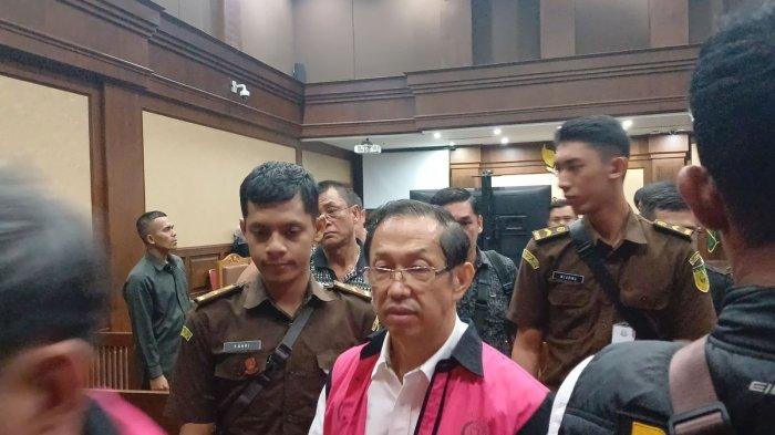 Pemilik smelter timah swasta CV Venus Inti Perkasa, Tamron alias Aon usai dituntut membayar uang pengganti Rp Rp3.660.991.640.663,67 dalam kasus dugaan korupsi pada tata niaga komoditas timah di Bangka Belitung (Babel) di Pengadilan Tipikor Jakarta Pusat, Senin (9/12/2024).