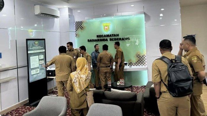 Camat Samarinda Seberang,  Aditya Koesprayogi saat memberikan penjelasan kepada para camat yang melakukan studi tiru program kecamatan digital. Program ini menjadi langkah awal transformasi pelayanan publik di Samarinda yang lebih modern dan efisien.