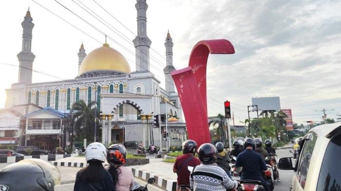 Tugu Pesut Mahakam, Ikon baru Samarinda yang melambangkan pelestarian fauna khas Sungai Mahakam, berdiri megah dengan desain unik dan fasilitas ramah publik.