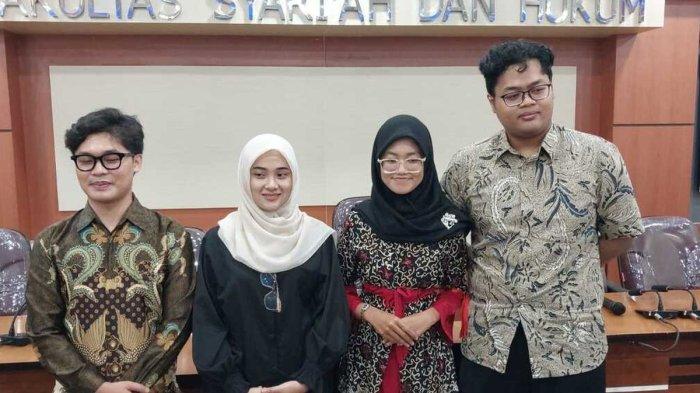 Empat mahasiswa UIN Sunan Kalijaga Yogyakarta yang menjadi pemohon judicial review ambang batas pencalonan presiden dan calon wakil presiden atau presidential threshold saat berfoto usai jumpa pers di Fakultas Syari'ah dan Hukum UIN Sunan Kalijaga, Jumat (3/01/2025)
