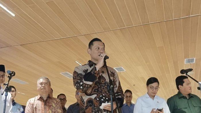 MUDIK LEBARAN - Menteri Koordinator (Menko) Bidang Infrastruktur dan Pembangunan Kewilayahan Agus Harimurti Yudhoyono (AHY) mengumumkan penurunan harga tiket pesawat ekonomi domestik sebesar 13-14 persen dalam rangka Idul Fitri 1446 Hijriah/2025 di Bandara Soekarno-Hatta, Tangerang, Banten, Sabtu (1/3/2025). Dengan penurunan ini diharap beban pemudik jadi lebih ringan. (kompas.com/Dian Erika)
