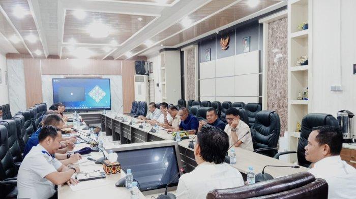 SOROTI AKTIVITAS PERKAPALAN - Ketua DPRD Balikpapan, Alwi Al-Qodri memimpin kegiatan RDP terkait pengawasan aktivitas perkapalan di Teluk Balikpapan. Kini perhatian masyarakat selama ini lebih banyak tertuju pada kegiatan di darat dibandingkan di laut.