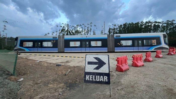 KERETA OTONOM DI IKN DIKEMBALIKAN KE CHINA - Rolling stock trem buatan CRRC Sifang masih teronggok di Bundaran Jalan Sumbu Kebangsaan Sisi Timur, Ibu Kota Nusantara (IKN), Jumat (8/11/2024)  Kereta otonom China di IKN Kaltim yang sempat dibanggakan Jokowi segera dikembalikan ke China bulan Februari 2025 ini.
