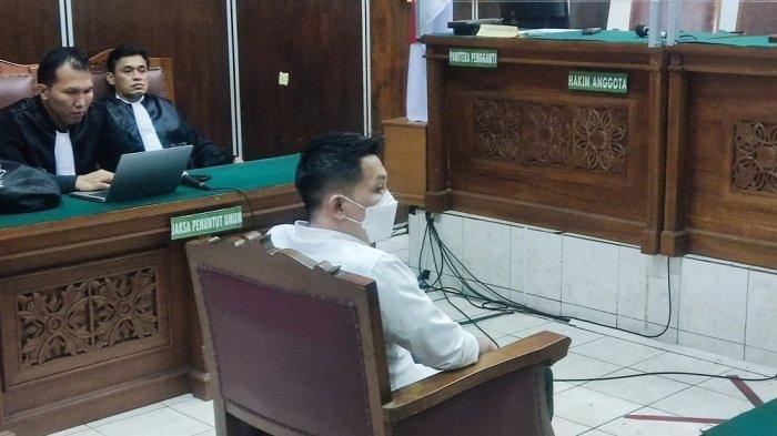 Terdakwa kasus perintangan penyelidikan Chuck Putranto di Pengadilan Negeri Jakarta Selatan, Jumat (3/2/2023)