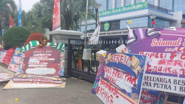 KRITIK TARIF AIR DI BERAU - Puluhan karangan bunga yang merupakan aspirasi masyarakat di Berau terkait kenaikan tarif air yang mencekik yang memenuhi Kantor Gubernur Kaltim, Samarinda, Senin (6/1/2025). Buntut kenaikan tarif air yang mencekik, mahasiswa asal Berau di Samarinda demo Perumdam Battiwakkal di Kantor Gubernur Kaltim, Senin (6/1/2025)