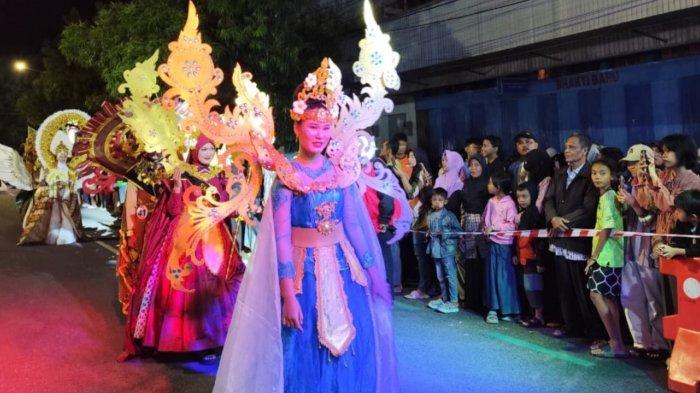 Acara pada hari Senin pun berlangsung semakin spesial dengan hadirnya Cilacap Night Carnival.