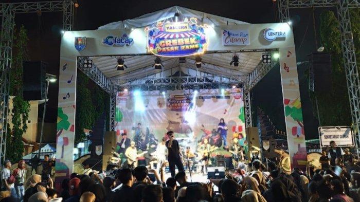 Menjelang malam hari, acara pun semakin meriah dengan hadirnya berbagai penampilan dari artis-artis lokal sekaligus juga hitung mundur pergantian tahun baru 2025.