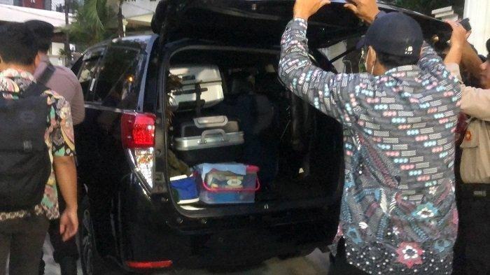 Kediaman Sekretaris Jenderal Partai Demokrasi Indonesia Perjuangan (PDIP) Hasto Kristiyanto di Taman Villa Kartini blok G3 nomor 18, Kelurahan Margahayu, Kecamatan Bekasi Timur, Kota Bekasi digeledah penyidik Komisi Pemberantasan Korupsi (KPK) pada Selasa (7/1/2025)