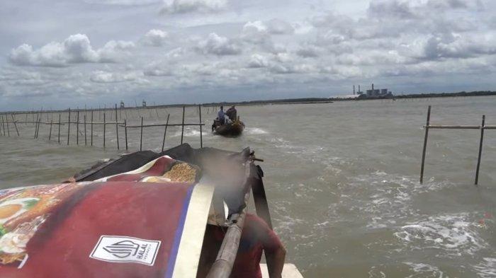 Pagar bambu misterius yang terpasang laut Kabupaten Tangerang, Banten sepanjang 30,16 km. Pagar itu dipasang oleh warga atas perintah pihak yang belum diketahui dari pihak mana.(Tangkap layar video Ombudsman RI via Kompas.com)
