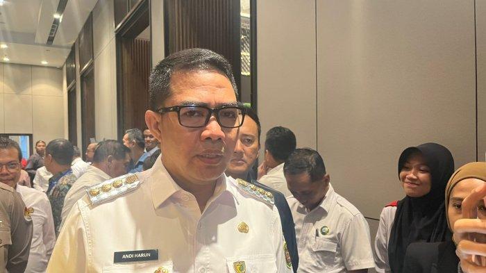Program Makanan Bergizi Gratis (MBG) segera dilaksanakan di Samarinda pada 13 Januari 2025. Pemerintah kota bersama Badan Gizi Nasional (BGN) tengah mematangkan persiapan, termasuk dapur dan distribusi makanan ke sekolah-sekolah. Wali Kota Andi Harun memastikan semua pihak siap turun tangan untuk mensukseskan program ini.