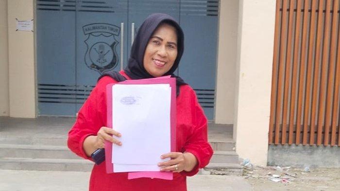 Sumaria Daeng Toba saat mengirim surat pemberitahuan di Mapolresta Balikpapan terkait rencana penggusuran ratusan unit bangunan rumah warga di Jl. AS Syahrani Somber.