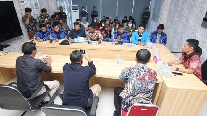 Puluhan warga Balikpapan melaporkan dugaan penipuan proyek perumahan subsidi oleh terduga pelaku CN ke Polresta Balikpapan, Jumat (10/1/2025). Polisi masih menyelidiki kasus ini dan meminta korban memberikan data pendukung.