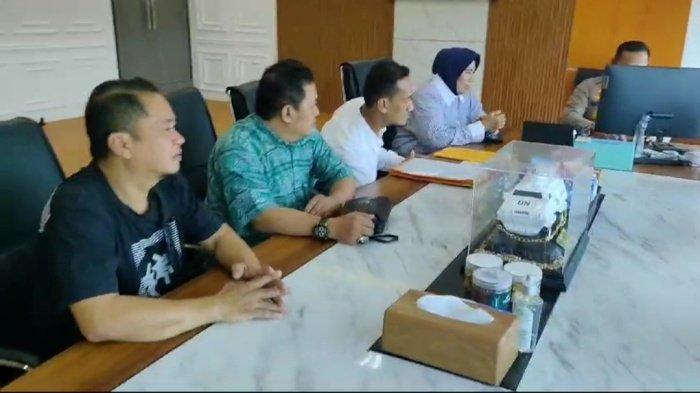 LAHAN SOMBER BALIKPAPAN - Sumaria Daeng Toba didampingi keluarga dan dua tim hukumnya temui Kapolresta Balikpapan, Kombes Pol Anton Firmanto, Senin (13/1/2025). Jelang eksekusi lahan Somber Balikpapan, Sumaria Daeng Toba selaku ahli waris pemilik lahan masih buka peluang negosiasi dengan warga.