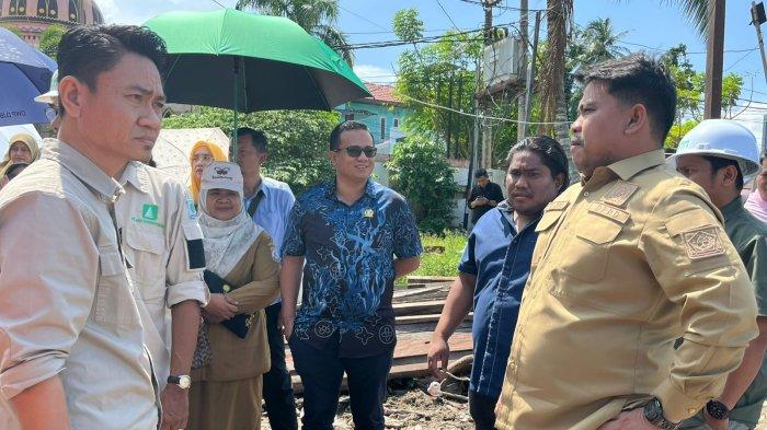 SIDAK RUMAH SAKIT - Ketua Komisi IV DPRD Balikpapan didampingi jajarannya saat melakukan inspeksi mendadak di lokasi proyek pembangunan Rumah Sakit Ibu dan Anak di Kecamatan Balikpapan Barat, Kota Balikpapan, Provinsi Kalimantan Timur pada Selasa (14/1/2025). Dalam kunjungannya tersebut, Ketua Komisi IV DPRD Balikpapan, Gasali, mengkritik lambatnya progres pembangunan Rumah Sakit Ibu dan Anak.
