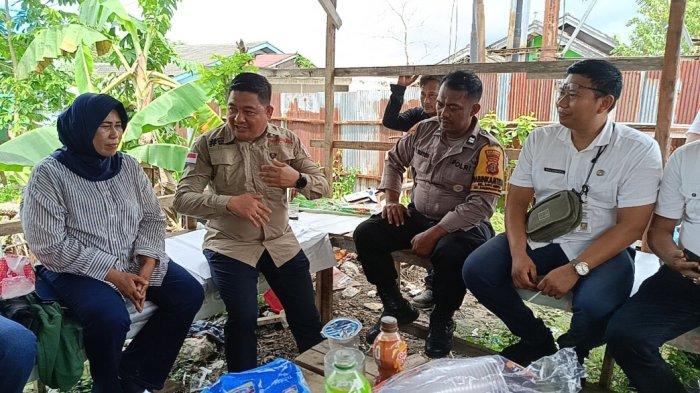 Camat Balikpapan Utara, M. Fadil dan Sumaria Daeng Toba saat melakukan mediasi dengan warga di Jl. AW Syharani Somber.TRIBUNKALTIM.CO/ZAINUL