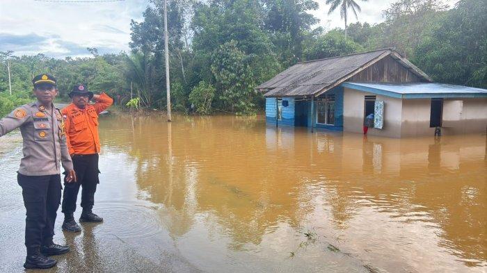 Banjir di Desa Sukaraja, Kecamatan Sepaku dekat IKN Nusantara, Rabu (15/1/2025). Pada kejadian ini, 28 rumah warga terendam banjir, dan mengharuskan pihak terkait menyalurkan bantuan kebutuhan pokok kepada masyarakat yang terdampak.