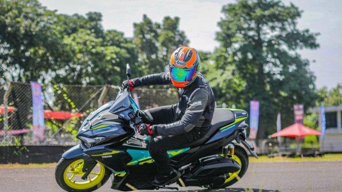 Kali ini kesempatan istimewa diberikan oleh Yamaha buat kalangan jurnalis, blogger, vlogger yang untuk pertama kalinya menjajal AEROX ALPHA, dilakukan di sirkuit Sentul Karting Bogor pada 15 dan 16 Januari 2025.