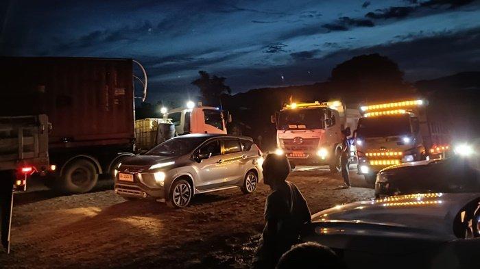 Jalur alternatif yang dipadati kendaraan pasca Jembatan Busui di Kecamatan Batu Sopang, Kabupaten Paser, ambruk akibat ditabrak truk pengangkut semen, Kamis (16/1/2025).
