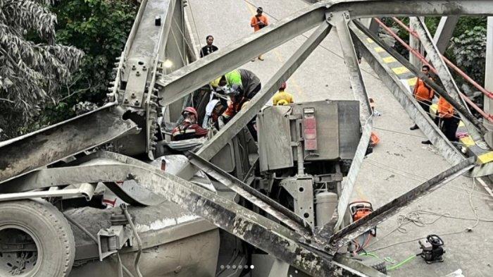 JEMBATAN BUSUI AMBRUK - Proses evakuasi korban kecelakaan truk yang tabrak Jembatan Busui. Kecelakaan ini mengakibatkan Jembatan Busui ambruk dan jalur Kaltim-Kalsel lumpuh total