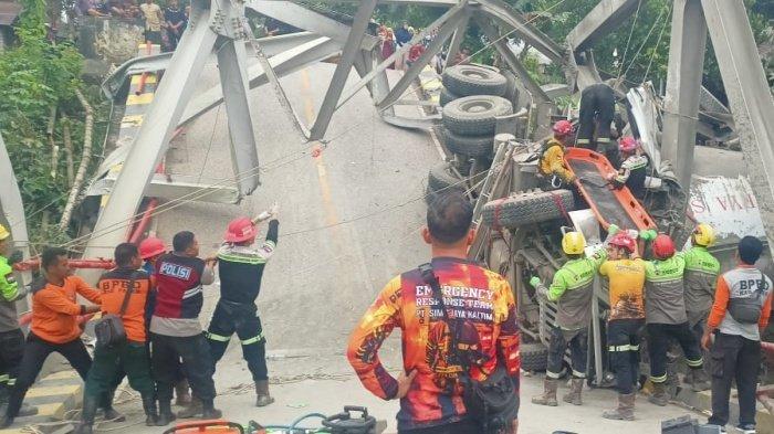 JEMBATAN BUSUI AMBRUK - Proses evakuasi korban kecelakaan truk yang tabrak Jembatan Busui. Kecelakaan ini mengakibatkan Jembatan Busui ambruk dan jalur Kaltim-Kalsel lumpuh total. Jalan utama Kaltim-Kalsel lumpuh total kini lalu lintas dialihkan via jalan hauling tambang batu bara. 