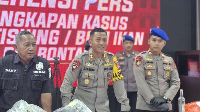 BOM IKAN DISITA - Kapolres Bontang, AKBP Alex Frestian Lumban Tobing (tengah) dan didampingi oleh Kasat Polairud AKP Khairul Umam (kanan) dalam rilis kasus ilegal fishing yang ditangani. SD (31), warga Kelurahan Bontang Kuala ditetapkan sebagai tersangka, yang ditangkap pada Kamis (16/1/2025). 