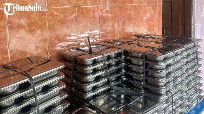 Paket makanan dari program Makan Bergizi Gratis (MBG) Sekolah Dasar (SD) Negeri 03 Dukuh, Kecamatan/Kabupaten Sukoharjo. Kepala Badan Gizi Nasional (BGN) Dadan Hindayana memastikan tidak ada pelanggaran Standar Operasional Prosedur (SOP) di balik kasus 40 siswa di Sukoharjo, Jawa Tengah, keracunan seusai menyantap makan bergizi gratis.