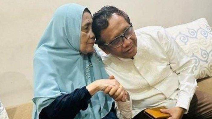 Mahfud MD bersama sang ibunda, Siti Khadijah. Sang ibu meninggal subuh tadi di usia 94 tahun, akan dimakamkan sore ini di Pamekasan