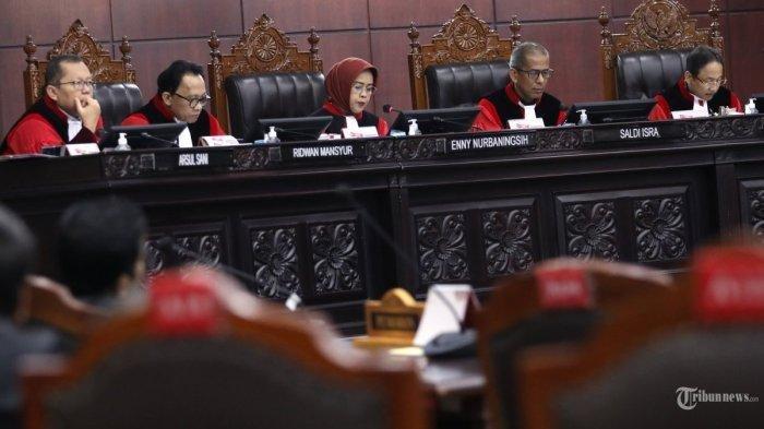 JADWAL PUTUSAN MK - Suasana sidang sengketa Pilkada 2024 di Mahkamah Konstitusi. Terjawab sudah kapan Mahkamah Konstitusi (MK) akan mengumumkan putusan akhir tentang sengketa Pilkada 2024. 