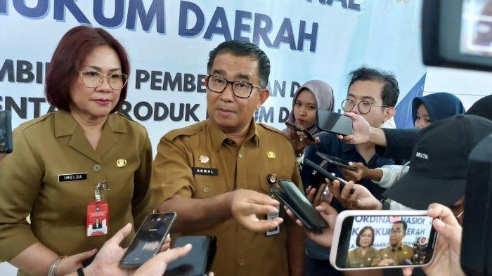 Pj Gubernur Kaltim Akmal Malik saat menjelaskan terkait perjalanannya ke Kubar dan Mahulu bersama Rudy Masud beberapa waktu lalu.TRIBUNKALTIM.CO/RITA LAVENIA