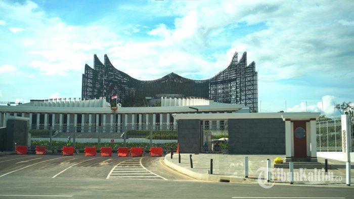 Suasana depan Istana Negara IKN Nusantara di Kalimantan Timur. 