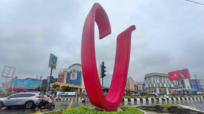 PAKAI LIMBAH PLASTIK - Tugu Pesut Samarinda yang megah senilai Rp1,1 miliar menggunakan limbah plastik. Tak hanya sebagai landmark, tugu ini juga dilengkapi taman mini yang memberikan ruang nyaman bagi pejalan kaki, menghubungkan berbagai arah dengan keindahan yang memukau, Senin (21/1/2025).TRIBUNKALTIM.CO/SINTYA ALFATIKA SARI