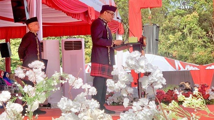 HUT KOTA SAMARINDA - Wali Kota Samarinda, Andi Harun, memimpin upacara peringatan HUT ke-357 Kota Samarinda dan HUT ke-65 Pemerintah Kota Samarinda di Lapangan GOR Segiri. Perayaan ini menjadi momentum refleksi dan penegasan komitmen Pemkot Samarinda dalam mewujudkan pembangunan berkelanjutan menuju kota peradaban yang maju.