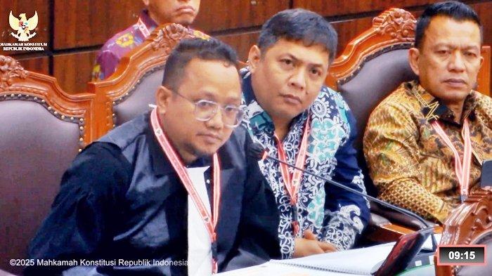 GUGATAN PILKADA KALTIM - Pihak KPU Kaltim tampak hadir Komisioner Divisi dan Sengketa, Ramaon Dearnov Saragih bersama kuasa hukum pihak KPU Kaltim, M. Ali Fernandez saat membacakan eksepsi di sidang sengketa hasil Pilkada 2024.