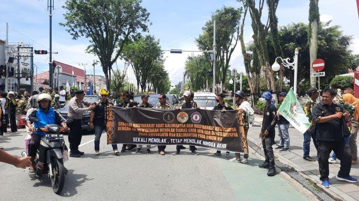 DEMO TOLAK GRIB  - Tiga ormas yakni Baladika, Gepak Kuning dan LPDKT Kota Balikpapan melakukan aksi demonstrasi untuk menolak  keberadaan ormas baru yakni GRIB, Rabu, (22/01/2025).TRIBUNKALTIM.CO/RAYNALDI PASKALIS
