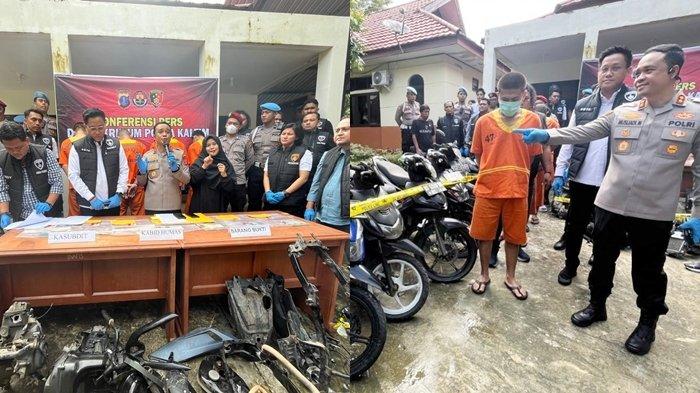 CURANMOR DI BALIKPAPAN - Polda Kaltim mengungkap sindikat pencurian kendaraan bermotor di Balikpapan dengan 24 TKP sejak 2022, mengamankan 18 unit kendaraan serta menetapkan empat tersangka, termasuk penadah.