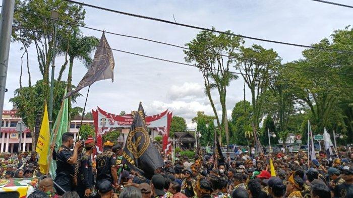 TOLAK ORMAS GRIB - Ratusan massa yang tergabung dari tiga Ormas menggelar aksi demontrasi di depan gedung DPRD Balikpapan, Rabu (22/1/2025). Mereka menyuarakan penolakan terhadap keberadaan organisasi baru, Gerakan Rakyat Indonesia Bersatu (GRIB) di Balikpapan dan Kaltim. 
