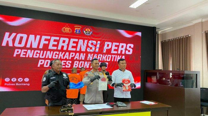 TANGKAP PELAKU NARKOBA - Kapolres Bontang AKBP Alex Frestian Lumban Tobing (tengah) didampingi Kasat Resnarkoba AKP Rihard Nixon Lumban Toruan, merilis kasus penangkapan narkoba sebanyak setengah kilo, di Muara Badak, Kabupaten Kutai Kartanegara, Rabu (22/1/2025). 