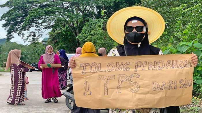 KELUHKAN BAU SAMPAH - Warga Perumahan BPK Samarinda gelar aksi protes di depan TPS kompleks mereka, Rabu (22/1/2025). Sampah yang membludak hingga memenuhi setengah jalan memicu keresahan. Warga menuntut solusi cepat dari pemerintah. Menurut penjelasan warga, sejak mereka melaporkan kejadian tersebut ke lurah dan camat setempat, sampah tersebut langsung dibersihkan.