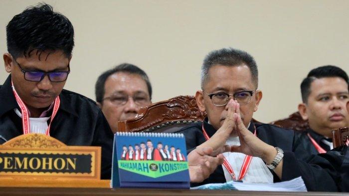 SENGKETA PILKADA MAHULU 2024 - Heru Widodo (kedua dari kiri) kuasa hukum  Novita Bulan-Artya Fathra Marthin dalam sidang Mahkamah Konstitusi, Jumat (10/1/2025). Tonton live sidang Mahkamah Konstitusi sengketa Pilkada Mahulu 2024. Hakim dengarkan jawaban KPU, Bawaslu dan kubu Owena