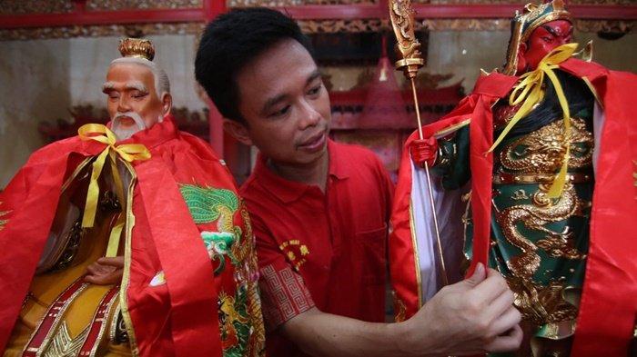 IMLEK 2025 - Pengurus Kelenteng Guang De Miao Balikpapan saat mengganti jubah patung dewa-dewi usai memandikannya pada Kamis (23/1/2025). Terjawab sudah kenapa setiap Imlek selalu hujan? cek artinya atau arti hujan saat Imlek versi Tokoh dan penjelasan BMKG 2025 soal mengapa Imlek selalu hujan. 