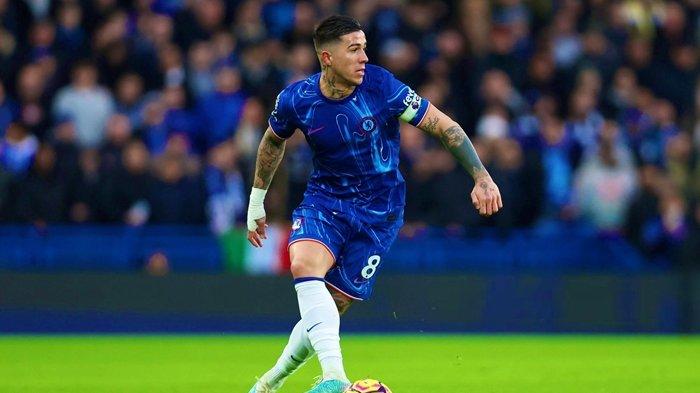 ENZO FERNANDEZ CHELSEA - Penampilan Enzo Fernandez musim ini, dibawah asuhan pelatih baru Chelsea Enzo Maresca, berhasil mengemas 15 penampilan dimana Enzo berhasil mengumpulkan 3 Gol dan 4 Asisst pada setengah musim 2024/2025.