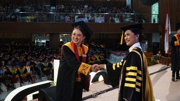 Rektor UKSW Prof. Dr. Intiyas Utami, S.E., M.Si., Ak., mewisuda 827 lulusan dalam acara Upacara Wisuda Periode I Tahun 2025 UKSW di BU, Kamis (23-01-2025)
