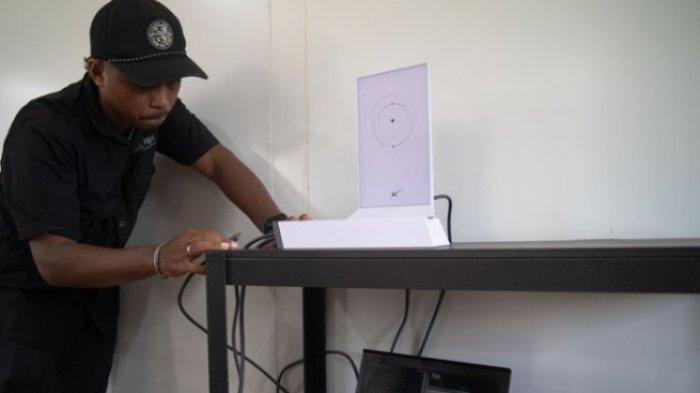 INTERNET DI MAHULU - Tampak petugas sedang memasang perangkat Starlink Flat High Performance Kit, untuk tangkap sinyal internet lebih kuat.
