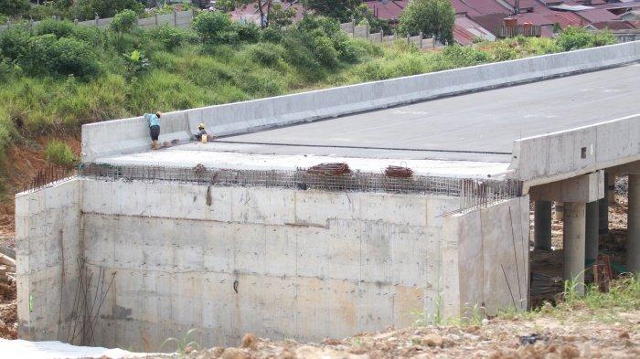 TOL IKN KALTIM - Proyek pengerjaan jalan tol IKN menuju bandara SAMS Sepinggan Balikpapan seksi 3A-2 segmen Karang Joang-KKT Kariangau. Kepala OIKN ungkap progres jalan tol Bandara SAMS Sepinggan Balikpapan - IKN Kaltim di segmen 1A dan 1B. Sementara LMAN menyebut dananya belum turun.