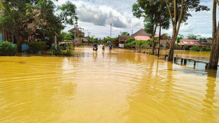 BANJIR PAMPANG SAMARINDA - Suasana banjir di Desa Pampang, Samarinda, Senin (27/1/2025). Breaking News banjir di Desa Budaya Pampang, Samarinda. Rumah warga terendam disebut menjadi banjir paling sejak 2020.